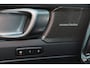 Volvo XC40 Extended Range Plus 82 kWh - IntelliSafe Assist & Surround - 360º Camera - Harman/Kardon audio - Verwarmde voorstoelen, stuur & achterbank - Parkeersensoren voor & achter - Elektr. bedienb. bestuurdersstoel met geheugen - Wollen bekleding - Draadloze tel. lader - Warmtepomp - Extra getint glas - Elektr. inklapbare trekhaak - 19' LMV