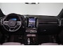 Volvo XC40 Extended Range Plus 82 kWh - IntelliSafe Assist & Surround - 360º Camera - Harman/Kardon audio - Verwarmde voorstoelen, stuur & achterbank - Parkeersensoren voor & achter - Elektr. bedienb. bestuurdersstoel met geheugen - Wollen bekleding - Draadloze tel. lader - Warmtepomp - Extra getint glas - Elektr. inklapbare trekhaak - 19' LMV