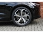 Volvo XC60 T8 Plug-in hybrid AWD Ultra Dark | | Nieuwe auto | Luchtvering | Trekhaak Semi-Elektrisch | Panoramisch schuif- /kanteldak | 21" inch lichtmetalen velgen | Head-Up Display | 360 graden camera | Harman/Kardon Audiosysteem | Extra getint glas | Elektrisch verstelbare voorstoelen met geheugenfunctie | Stoel- / Stuurwielverwarming | Verwarmde achterbank | Volvo Guard Alarm Klasse 3 |