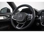 Volvo XC40 B4 197PK Plus Black Edition | Adaptieve Cruise Control met Pilot Assist | Premium audio by Harman Kardon | Elektrische voorstoelen met geheugen | Verwarmbare voorstoelen met geheugen | Park Assist voor + achter | 360 Parkeercamera | Keyless Entry | Adaptieve koplampen | Getint glas achter | 20'' Lichtmetalen wielen | Elektrisch glazen panorama-dak