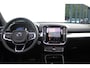 Volvo XC40 B4 197PK Plus Black Edition | Adaptieve Cruise Control met Pilot Assist | Premium audio by Harman Kardon | Elektrische voorstoelen met geheugen | Verwarmbare voorstoelen met geheugen | Park Assist voor + achter | 360 Parkeercamera | Keyless Entry | Adaptieve koplampen | Getint glas achter | 20'' Lichtmetalen wielen | Elektrisch glazen panorama-dak