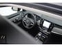 Volvo V90 2.0 T8 Plug-in hybrid AWD Ultra Dark Adaptieve Cruise Control met Pilot Assist | Verwarmde Voorstoelen en Stuurwiel | Panoramisch Schuif-/kanteldak | Gelamineerde zijruiten en achterruit | Bowers & Wilkens audiosysteem | Head-Up Display | 360º Camera | Blind Spot Information System | Verwarmbare achterbank | 20" Lichtmetalen wielen | Luchtvering | Massagefunctie voorstoelen