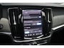Volvo V90 2.0 T8 Plug-in hybrid AWD Ultra Dark Adaptieve Cruise Control met Pilot Assist | Verwarmde Voorstoelen en Stuurwiel | Panoramisch Schuif-/kanteldak | Gelamineerde zijruiten en achterruit | Bowers & Wilkens audiosysteem | Head-Up Display | 360º Camera | Blind Spot Information System | Verwarmbare achterbank | 20" Lichtmetalen wielen | Luchtvering | Massagefunctie voorstoelen