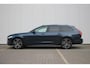 Volvo V90 2.0 T8 Plug-in hybrid AWD Ultra Dark Adaptieve Cruise Control met Pilot Assist | Verwarmde Voorstoelen en Stuurwiel | Panoramisch Schuif-/kanteldak | Gelamineerde zijruiten en achterruit | Bowers & Wilkens audiosysteem | Head-Up Display | 360º Camera | Blind Spot Information System | Verwarmbare achterbank | 20" Lichtmetalen wielen | Luchtvering | Massagefunctie voorstoelen