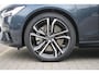 Volvo V90 2.0 T8 Plug-in hybrid AWD Ultra Dark Adaptieve Cruise Control met Pilot Assist | Verwarmde Voorstoelen en Stuurwiel | Panoramisch Schuif-/kanteldak | Gelamineerde zijruiten en achterruit | Bowers & Wilkens audiosysteem | Head-Up Display | 360º Camera | Blind Spot Information System | Verwarmbare achterbank | 20" Lichtmetalen wielen | Luchtvering | Massagefunctie voorstoelen