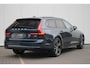 Volvo V90 2.0 T8 Plug-in hybrid AWD Ultra Dark Adaptieve Cruise Control met Pilot Assist | Verwarmde Voorstoelen en Stuurwiel | Panoramisch Schuif-/kanteldak | Gelamineerde zijruiten en achterruit | Bowers & Wilkens audiosysteem | Head-Up Display | 360º Camera | Blind Spot Information System | Verwarmbare achterbank | 20" Lichtmetalen wielen | Luchtvering | Massagefunctie voorstoelen