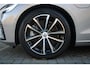 Volvo V60 T6 Plug-in hybrid AWD Plus Dark | Adaptive Cruise & Pilot Assist | Stoelverwarming Voor & Achter | Stuurverwarming | Semi-Elektrische Trekhaak | Verwarmbare Voorruit | Premium Audio by Harman Kardon | 360 Camera |