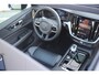 Volvo V60 T6 Plug-in hybrid AWD Plus Dark | Adaptive Cruise & Pilot Assist | Stoelverwarming Voor & Achter | Stuurverwarming | Semi-Elektrische Trekhaak | Verwarmbare Voorruit | Premium Audio by Harman Kardon | 360 Camera |