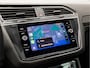 Volkswagen Tiguan 1.5 TSI R-Line 150Pk Automaat (2X R-LINE, PANORAMADAK, ALCANTARA, APPLE CARPLAY, STUUR/STOELVERWARMING, CAMERA, IQ LIGHT, KEYLESS, ADAPTIVE CRUISE, ELEK ACHTERKLEP, NIEUWSTAAT)