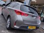 Toyota Auris 1.8 Hybrid Lease 5-Deurs | Origineel NL | Navi | Clima | Cruise | Panoramadak | Pdc + Achteruitrijcamera | Licht+Regensensor | Privacy Glass | 17''lm | Trekhaak