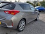 Toyota Auris 1.8 Hybrid Lease 5-Deurs | Origineel NL | Navi | Clima | Cruise | Panoramadak | Pdc + Achteruitrijcamera | Licht+Regensensor | Privacy Glass | 17''lm | Trekhaak