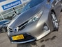 Toyota Auris 1.8 Hybrid Lease 5-Deurs | Origineel NL | Navi | Clima | Cruise | Panoramadak | Pdc + Achteruitrijcamera | Licht+Regensensor | Privacy Glass | 17''lm | Trekhaak