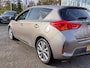 Toyota Auris 1.8 Hybrid Lease 5-Deurs | Origineel NL | Navi | Clima | Cruise | Panoramadak | Pdc + Achteruitrijcamera | Licht+Regensensor | Privacy Glass | 17''lm | Trekhaak