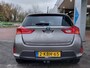 Toyota Auris 1.8 Hybrid Lease 5-Deurs | Origineel NL | Navi | Clima | Cruise | Panoramadak | Pdc + Achteruitrijcamera | Licht+Regensensor | Privacy Glass | 17''lm | Trekhaak