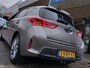 Toyota Auris 1.8 Hybrid Lease 5-Deurs | Origineel NL | Navi | Clima | Cruise | Panoramadak | Pdc + Achteruitrijcamera | Licht+Regensensor | Privacy Glass | 17''lm | Trekhaak