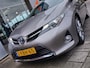 Toyota Auris 1.8 Hybrid Lease 5-Deurs | Origineel NL | Navi | Clima | Cruise | Panoramadak | Pdc + Achteruitrijcamera | Licht+Regensensor | Privacy Glass | 17''lm | Trekhaak