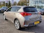 Toyota Auris 1.8 Hybrid Lease 5-Deurs | Origineel NL | Navi | Clima | Cruise | Panoramadak | Pdc + Achteruitrijcamera | Licht+Regensensor | Privacy Glass | 17''lm | Trekhaak