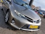Toyota Auris 1.8 Hybrid Lease 5-Deurs | Origineel NL | Navi | Clima | Cruise | Panoramadak | Pdc + Achteruitrijcamera | Licht+Regensensor | Privacy Glass | 17''lm | Trekhaak