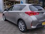 Toyota Auris 1.8 Hybrid Lease 5-Deurs | Origineel NL | Navi | Clima | Cruise | Panoramadak | Pdc + Achteruitrijcamera | Licht+Regensensor | Privacy Glass | 17''lm | Trekhaak