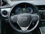 Toyota Auris 1.8 Hybrid Lease 5-Deurs | Origineel NL | Navi | Clima | Cruise | Panoramadak | Pdc + Achteruitrijcamera | Licht+Regensensor | Privacy Glass | 17''lm | Trekhaak