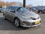 Toyota Auris 1.8 Hybrid Lease 5-Deurs | Origineel NL | Navi | Clima | Cruise | Panoramadak | Pdc + Achteruitrijcamera | Licht+Regensensor | Privacy Glass | 17''lm | Trekhaak