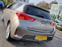Toyota Auris 1.8 Hybrid Lease 5-Deurs | Origineel NL | Navi | Clima | Cruise | Panoramadak | Pdc + Achteruitrijcamera | Licht+Regensensor | Privacy Glass | 17''lm | Trekhaak