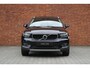 Volvo XC40 T4 Momentum Pro | Trekhaak | Verwarmbare Voorstoelen | Parkeercamera | Harman Kardon Audio | Apple Carplay / Android Auto | Navigatie | Lederen Bekleding | Cruise Control | 18'' Lichtmetalen Velgen