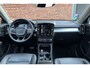 Volvo XC40 T4 Momentum Pro | Trekhaak | Verwarmbare Voorstoelen | Parkeercamera | Harman Kardon Audio | Apple Carplay / Android Auto | Navigatie | Lederen Bekleding | Cruise Control | 18'' Lichtmetalen Velgen
