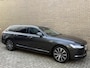 Volvo V90 2.0 T6 340pk AWD Inscription | Pilot assist | Adaptieve cruise | Virtual cockpit | Camera | Wegklapbare trekhaak | Dodehoekdetectie | Leder | Navigatie | Apple CarPlay | Stoel&stuurverwarming | Elektrische verstelbare stoelen met memory | 19 inch LMV | Elektrische achterklep | Volledig onderhouden