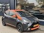 Toyota Aygo 1.0 VVT-i x-JBL | Zeer Complete Uitvoering | Multimediascherm met Navigatie via Telefoon | Climate Control | Camera | Lichtmetalen Velgen | Mistlampen | JBL Audio met Subwoofer | Volledig Dealer Onderhouden | Bi-Tone Kleurstelling |