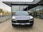 Porsche Cayenne Coupé 3.0 E-Hybrid | SPORTDESIGN | SPORTCHRONO | SOFTCLOSE | PANORAMADAK | PASM LUCHTVERING | 18-WEG STOELEN | TREKHAAK | 360 CAMERA | BOSE AUDIO | SPORTUITLAAT EINDSTUKKEN ZWART | STUUR + STOELVERWARMING