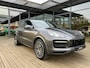 Porsche Cayenne Coupé 3.0 E-Hybrid | SPORTDESIGN | SPORTCHRONO | SOFTCLOSE | PANORAMADAK | PASM LUCHTVERING | 18-WEG STOELEN | TREKHAAK | 360 CAMERA | BOSE AUDIO | SPORTUITLAAT EINDSTUKKEN ZWART | STUUR + STOELVERWARMING