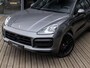 Porsche Cayenne Coupé 3.0 E-Hybrid | SPORTDESIGN | SPORTCHRONO | SOFTCLOSE | PANORAMADAK | PASM LUCHTVERING | 18-WEG STOELEN | TREKHAAK | 360 CAMERA | BOSE AUDIO | SPORTUITLAAT EINDSTUKKEN ZWART | STUUR + STOELVERWARMING