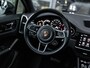 Porsche Cayenne Coupé 3.0 E-Hybrid | SPORTDESIGN | SPORTCHRONO | SOFTCLOSE | PANORAMADAK | PASM LUCHTVERING | 18-WEG STOELEN | TREKHAAK | 360 CAMERA | BOSE AUDIO | SPORTUITLAAT EINDSTUKKEN ZWART | STUUR + STOELVERWARMING