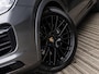 Porsche Cayenne Coupé 3.0 E-Hybrid | SPORTDESIGN | SPORTCHRONO | SOFTCLOSE | PANORAMADAK | PASM LUCHTVERING | 18-WEG STOELEN | TREKHAAK | 360 CAMERA | BOSE AUDIO | SPORTUITLAAT EINDSTUKKEN ZWART | STUUR + STOELVERWARMING