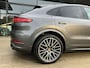 Porsche Cayenne Coupé 3.0 E-Hybrid | SPORTDESIGN | SPORTCHRONO | SOFTCLOSE | PANORAMADAK | PASM LUCHTVERING | 18-WEG STOELEN | TREKHAAK | 360 CAMERA | BOSE AUDIO | SPORTUITLAAT EINDSTUKKEN ZWART | STUUR + STOELVERWARMING