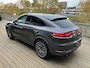 Porsche Cayenne Coupé 3.0 E-Hybrid | SPORTDESIGN | SPORTCHRONO | SOFTCLOSE | PANORAMADAK | PASM LUCHTVERING | 18-WEG STOELEN | TREKHAAK | 360 CAMERA | BOSE AUDIO | SPORTUITLAAT EINDSTUKKEN ZWART | STUUR + STOELVERWARMING