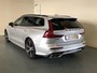 Volvo V60 2.0 T8 Twin Engine AWD R-Design | Adaptieve Cruise Control | Stoelverwarming + Ventilatie | Head-Up | Schuif -/ Kanteldak | Harman Kardon Audio | 19 Inch | Trekhaak | Getint Glas | Styling Kit |