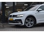 Volkswagen Tiguan 1.5 TSI ACT R-Line | TREKHAAK | CAMERA | DEALER ONDERHOUDEN | STOELVERWARMING | PANORAMADAK | APPLE CARPLAY