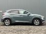 Hyundai Kona 1.6 GDI 141pk HEV Fashion | Camera | Trekhaak | Carplay | Premium audio | Climate controle | Adaptive cruise controle | Dodehoek detectie | Head up display | Navigatie | Keyless entry | Inklapbare spiegels