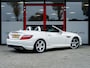 Mercedes-Benz SLK 350 Edition 1 AMG | Magic Sky Control | Stoelverwarming | Nek Verwarming | Harman & Kardon | Rundleder met Rode Sticksels | Parkeersensoren | Navigatie | Bluetooth | Parelmoer Lak | Bi-Xenon | LED Achter |