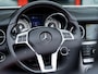 Mercedes-Benz SLK 350 Edition 1 AMG | Magic Sky Control | Stoelverwarming | Nek Verwarming | Harman & Kardon | Rundleder met Rode Sticksels | Parkeersensoren | Navigatie | Bluetooth | Parelmoer Lak | Bi-Xenon | LED Achter |