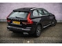 Volvo XC60 2.0 B4 Inscription | Trekhaak | Panoramadak | Lederen bekleding | Harman Kardon audio | Stoel- en stuurwielverwarming | Parkeersensoren voor + achter | Achteruitrijcamera | Navigatie | Apple Carplay / Android Auto |