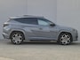 Hyundai Tucson 1.6 T-GDI PHEV Plug-in N Line Sky 4WD Automaat / Fabrieksgarantie tot 10-2027 / Trekgewicht 1350 kg / Glazen schuif- en kanteldak / EAER bereik 62 km bereik stad 74 km / Elektrische achterklep / Stuur-, Stoel en Achterbank verwarming /