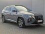Hyundai Tucson 1.6 T-GDI PHEV Plug-in N Line Sky 4WD Automaat / Fabrieksgarantie tot 10-2027 / Trekgewicht 1350 kg / Glazen schuif- en kanteldak / EAER bereik 62 km bereik stad 74 km / Elektrische achterklep / Stuur-, Stoel en Achterbank verwarming /