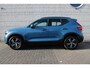 Volvo XC40 B4 Automaat Plus Dark | Verwarmbare voorstoelen | Verwarmbaar stuurwiel | Camera achter | Verwarmbare voorruit | Premium Sound by Harman Kardon | Elektrisch verstelbare voorstoelen | Noodreservewiel | Apple Carplay | Android Auto | Google Maps | Google Assistant | Blis | 18 inch | Semi elektrische trekhaak