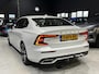 Volvo S60 2.0 B3 R-Design DISTR.RIEM = VERVANGEN I NAVI + CAMERA I LED I 19-INCH I KEURIG NETJES I TREKHAAK