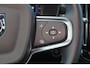 Volvo XC40 B3 Plus Dark - IntelliSafe Assist & Surround - 360º Camera - Harman/Kardon audio - Verwarmde voorstoelen & stuur - Parkeersensoren voor & achter - Elektr. bedienb. voorstoelen met geheugen links - Draadloze tel. lader - Extra getint glas - 19' LMV