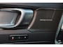 Volvo XC40 B3 Plus Dark - IntelliSafe Assist & Surround - 360º Camera - Harman/Kardon audio - Verwarmde voorstoelen & stuur - Parkeersensoren voor & achter - Elektr. bedienb. voorstoelen met geheugen links - Draadloze tel. lader - Extra getint glas - 19' LMV