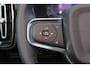 Volvo XC40 B3 Plus Dark - IntelliSafe Assist & Surround - 360º Camera - Harman/Kardon audio - Verwarmde voorstoelen & stuur - Parkeersensoren voor & achter - Elektr. bedienb. voorstoelen met geheugen links - Draadloze tel. lader - Extra getint glas - 19' LMV